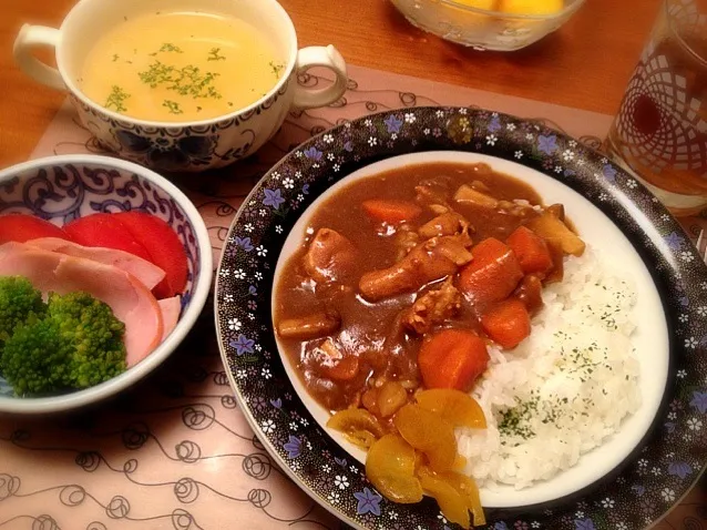 Snapdishの料理写真:チキンカレーライス  サラダ コンソメスープ  柿|ikukoさん