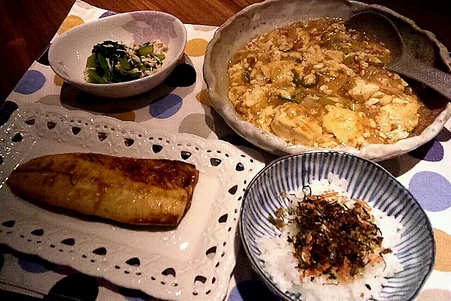 塩鯖、すき焼き風豆腐、小松菜のカラシ醤油和え、手作りふりかけ|まるこさん