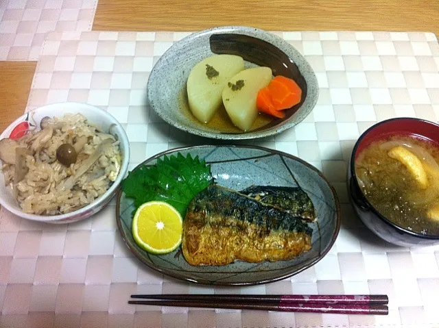 Snapdishの料理写真:鯖の和風ムニエル風、大根と人参の炊いたん、きのこごぼうご飯、お味噌汁。|Angie44さん