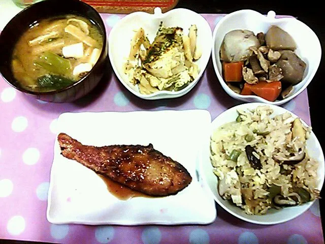 󾬔栗&茸&シラス&油揚げの炊き込みご飯
󾬔サーモンのカツレツ玉ねぎソース
󾬔具だくさん豚汁～里芋&揚げ&ネギ&豆腐&人参&椎茸入り～
󾬔里芋&椎茸&鶏肉の煮物
󾬔ポテト&エリンギのオムレツ|クラキティさん