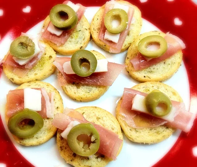 Smoked Ham, Goat Cheese and Olives on Rosemary Flavored Bruschetta with a Hint of Truffle Olive Oil|6畳フィットネスさん