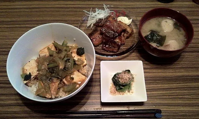 2012.豆腐と青菜の辛味丼,さんまの甘辛竜田,小松菜のお浸し|はるさん