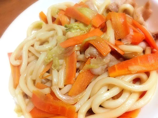 Snapdishの料理写真:夕べ作っためんつゆで焼きうどん|いず豚さん