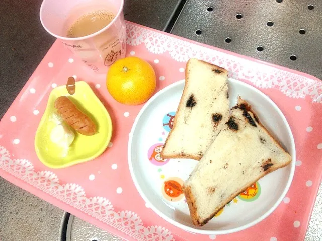 4歳朝食★チョコ食パン、ウインナー、チーズ、みかん、豆乳の麦芽コーヒー|溜池さん