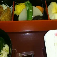 Snapdishの料理写真:病院食入院中   煮物  ヒレカツ ホタテフライ   リンゴ オレンジ   ほうれん草のかきたま汁  ご飯ふりかけ|今里啓一さん