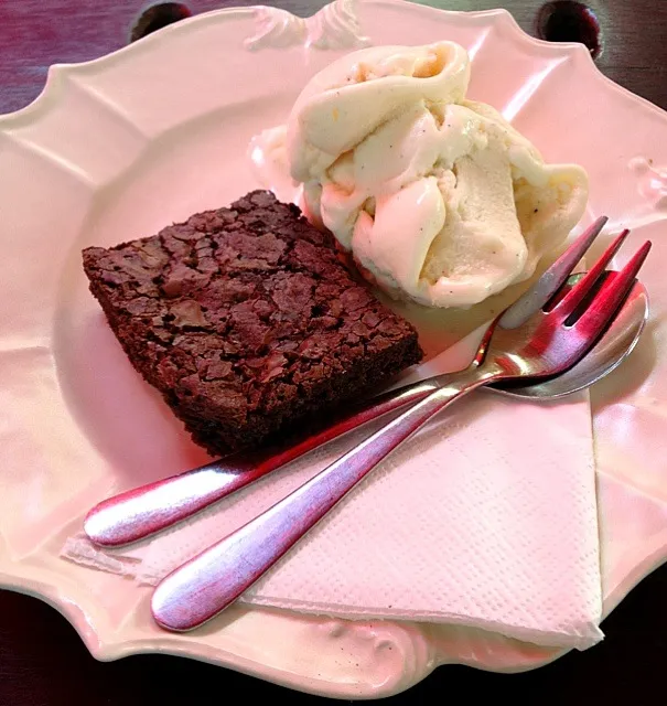 Fudge chocolate Brownise with Vanilla ice cream|Iriani Irenne Thamrinさん