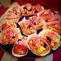 Snapdishの料理写真:Salami pizza|punyadaさん