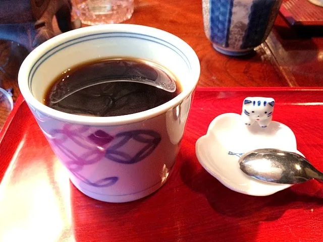 コーヒー。お店のいろんなところに猫のものが。|みかりんさん