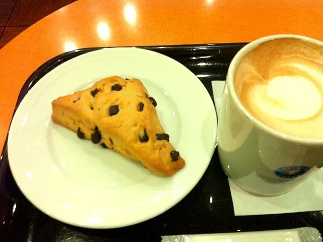 オレンジチョコスコーンとカフェラテ|なことさん