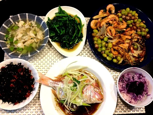 今日の晩御飯  海老ごぼう三つ葉銀杏のかき揚げ    銀杏素揚げ       レンコ鯛蒸しネギ油かけ               ひじきカリカリ梅                             ほうれん草炒め                             白舞茸スープ|zcさん