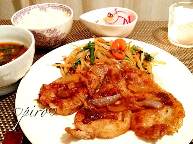 豚肉の生姜焼き 野菜炒めカレー＆オイスター味 レディサラダの甘酢漬け ご飯 赤だしの味噌汁  Ginger pork. Curry flavor of stir-fried vegetables and Oyster. Of sweet and sour pickled salad ready. Rice. Red m|ピロさん