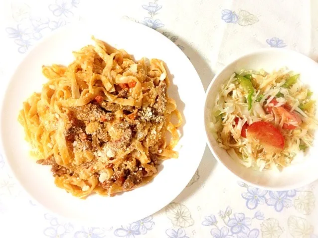 Snapdishの料理写真:Meat Sauce Spaghetti & lettuce salad|Tito Jickain Recososa Jrさん