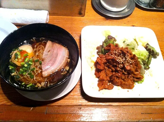 Snapdishの料理写真:醤油ラーメンと味噌ぶた|うよさん