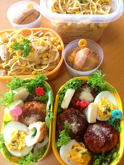 ２人弁当🎃チーズハンバーグ・ゆで卵の黄身マヨ和え・竹輪チーズ・酒蒸しササミ＆コーンのバジルスパゲティ・筆柿|chyawaさん