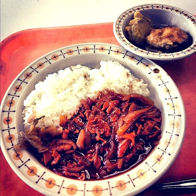 【今日のランチ】鹿大学食のハヤシライス（ハッシュドポークに名前が変わってた），揚げ出し茄子。懐かしの俺定番メニュー！あの頃のようなおいしさを感じないのは，レシピが変わってるから？それとも自分の舌が変わったから⁈それさえもノスタルジー。|takuya KAWANOさん