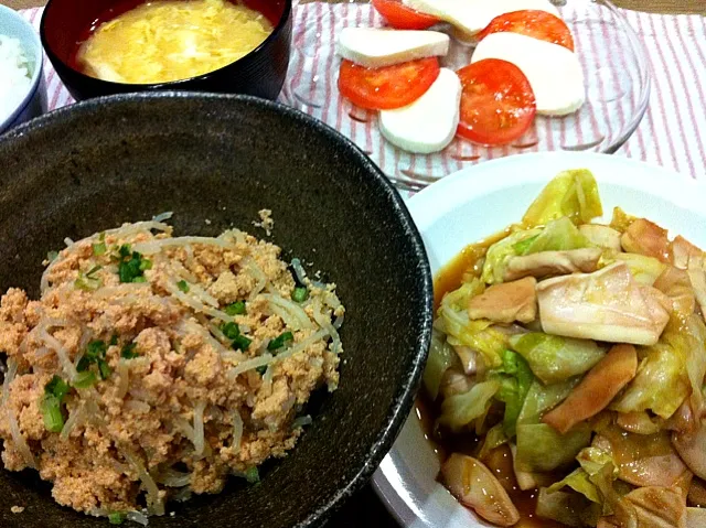 生たらこ白滝の子あえ煮・イカキャベツのソース炒め・カプレーゼ・モヤシかき卵味噌汁|まーままさん