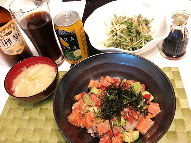 サーモンとアボカドの美肌丼、水菜とジャコのデリ風サラダ、キャベツと卵の味噌汁、信州地ビールとよなよなエールと一緒にヾ(＠⌒ー⌒＠)ノ|gintanさん