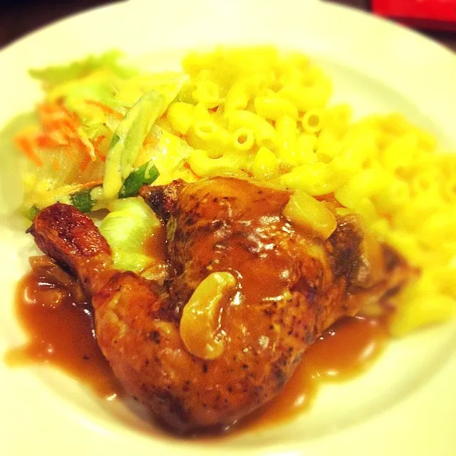 Snapdishの料理写真:Quarter Chicken with Garden Salad & Cheese Macaroni|ami moerdaniさん