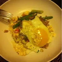 Scrambles eggs with ground turkey, tomatoes, asparagus, and a sunny side up egg on top|devin marquezさん