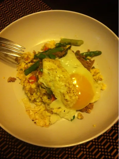 Scrambles eggs with ground turkey, tomatoes, asparagus, and a sunny side up egg on top|devin marquezさん