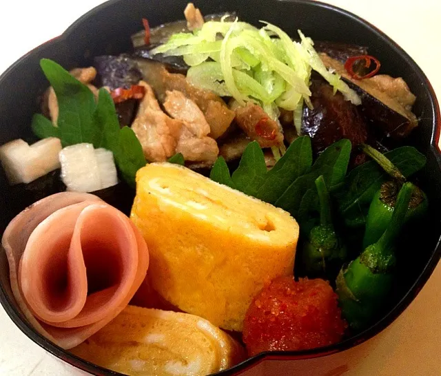 豚と茄子の味噌炒め丼。+だし巻き卵+シシトウのおかか和え+味付長芋の海苔巻き+明太子。|モナママさん