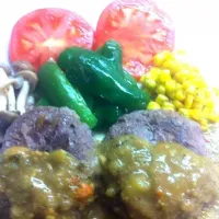 Snapdishの料理写真:ひき肉。クミンとクローブたっぷりが好き。あまってたカレーソースをかけました。塩分を1パーセントにしたけど、ちょっと薄かったかな。自分で作ると柔らかいな〜^o^|小林美和子さん