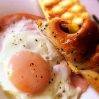 トロトロ目玉焼きとサツマイモのパン