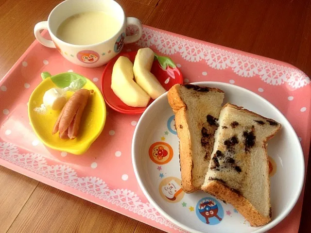 Snapdishの料理写真:2歳4歳朝食★チョコ食パン、ウインナー、チーズ、りんご、コーンスープ|溜池さん