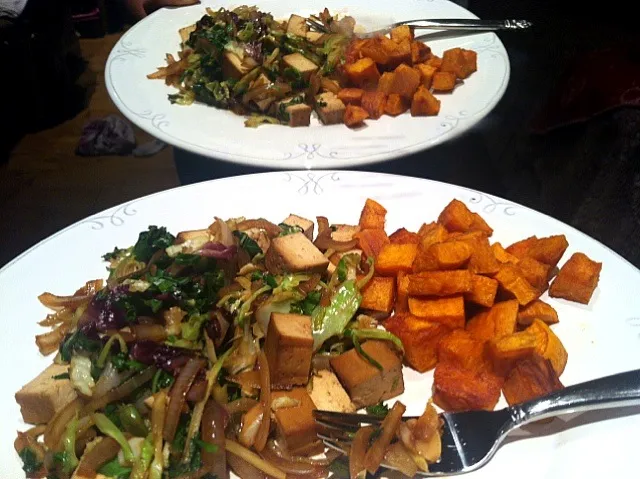 Tofu with veggies and a side of sweet potatoes with cinnamon|vanessa volpicelliさん