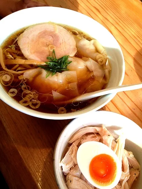 Snapdishの料理写真:海老ワンタンラーメン（醤油•細麺）＋鶏ご飯|ナナイロユアさん