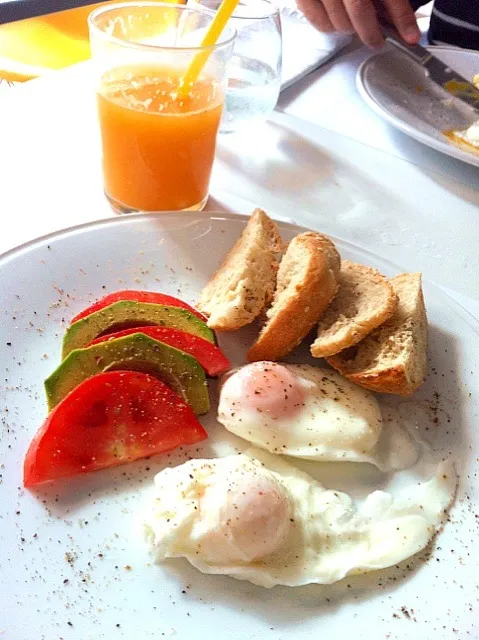 Poached eggs with avocado&tomatoes|Nathalie Straversさん