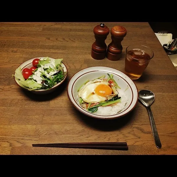 10/27 本日の夕食 ベーコンと小松菜のロコモコ風丼|かほさん