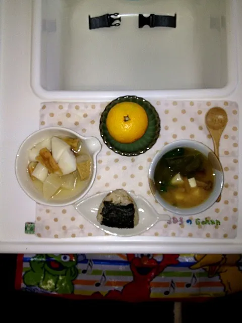 Snapdishの料理写真:幼児食 おでん、炊き込みおにぎり、なめこ豆腐みそ汁、みかん|あっこさんのさん