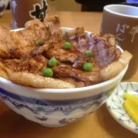 Snapdishの料理写真:帯広 ぱんちょうの豚丼|sayuriさん