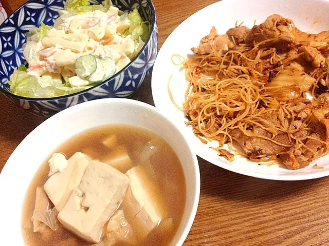 Snapdishの料理写真:夕べのマカロニサラダ、鍋、豚キムチビーフン|いず豚さん