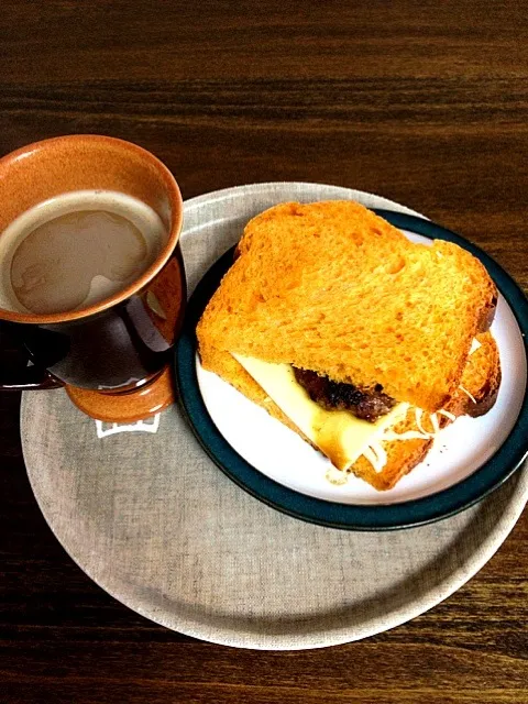 トマトジュース食パンでチーズ照り焼きハンバーグサンド|tetotewotsunagoさん