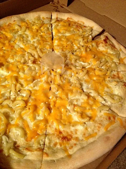 Macaroni and cheese pizza!!|Miaさん