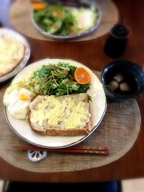 Snapdishの料理写真:キノコのホワイトソースピザ/グリーンサラダ(水菜,胡瓜,春菊)/キャベツに横たわる目玉焼き/みかん/水出し珈琲|shokoさん