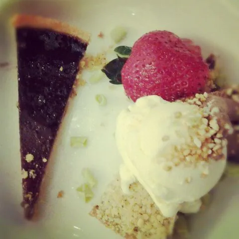 chocolate pie with vanilla and strawberry ice cream and pandan chocolate shavings|Raine Melissa Rimanさん