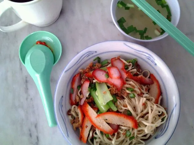 local hand made noodle with roasted pork. (hand made kolok mee)|Raine Melissa Rimanさん