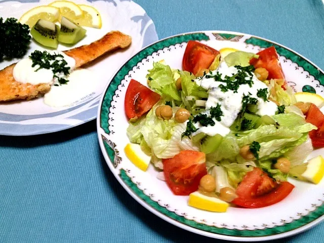 レタス、キウイフルーツのヨーグルトドレッシングかけサラダ🍎さけのムニエル、ヨーグルトドレッシングかけ|ちこさん