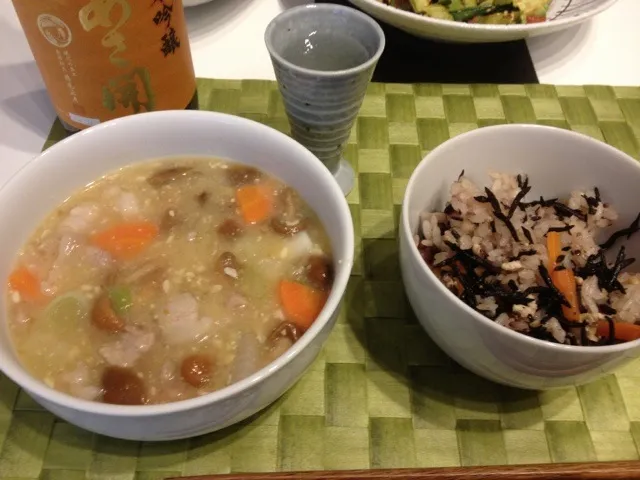 Snapdishの料理写真:ヒジキ入りのヘルシー炊き込みご飯と豚汁。あさ開さんのひやおろしと一緒にヾ(＠⌒ー⌒＠)ノ|gintanさん