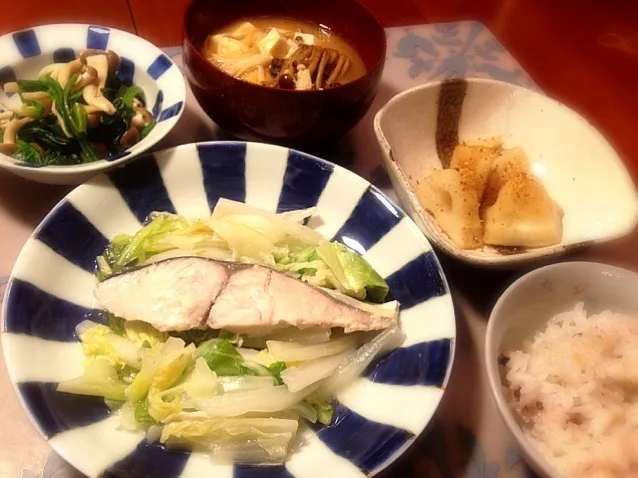 鰆の塩麹蒸し、れんこんのきんぴら、ほうれん草としめじのおひたし、きのことお豆腐のお味噌汁|tomozooさん