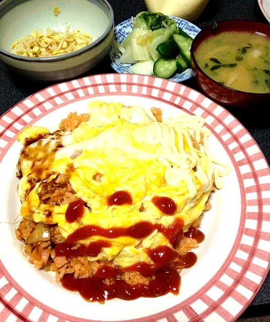 #夕飯 何かの汁に漬かってるモヤシ、キュウリ白菜漬物、味噌汁(ミョウガじゃがいも豆苗)、フワフワ玉子の4色オムライス(ケチャップ、マヨネーズ、ソース、粗塩) 。4つの味が楽しめます！あっ、あと何もかかっていとこも味わえるので5色オムライスですね。|ms903さん