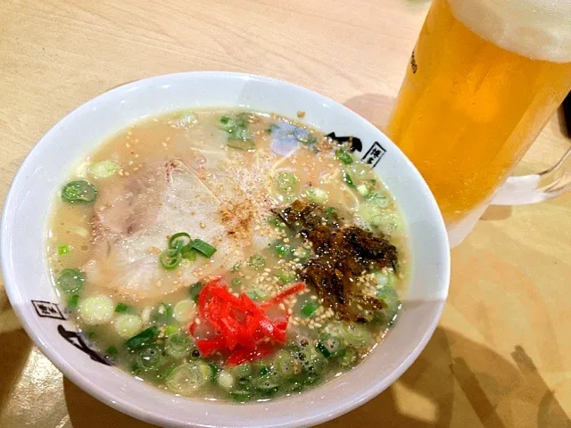 フードコートで豚骨ラーメンと生ビール|たまこっこさん