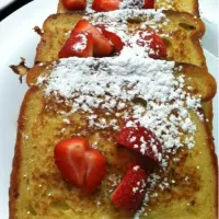 Snapdishの料理写真:French Toast & Strawberries|sharon patatさん