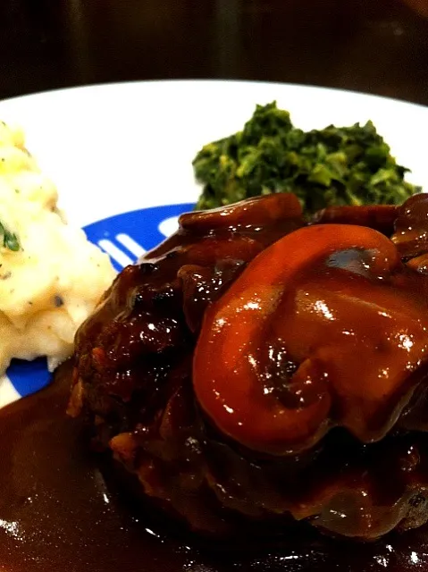 Salisbury steak, mashed potatoes and creamed spinach|Holly Doranさん