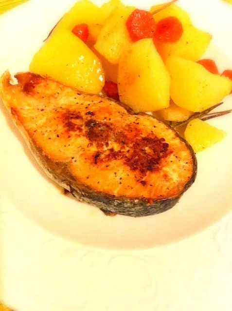 Snapdishの料理写真:Salmone al limone e rosmarino サーモンのレモンとローズマリー焼き|yukiko kigoshiさん