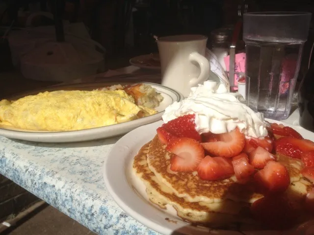 Strawberry Pancake and Hawaiian  Omlette|chan mitsuさん