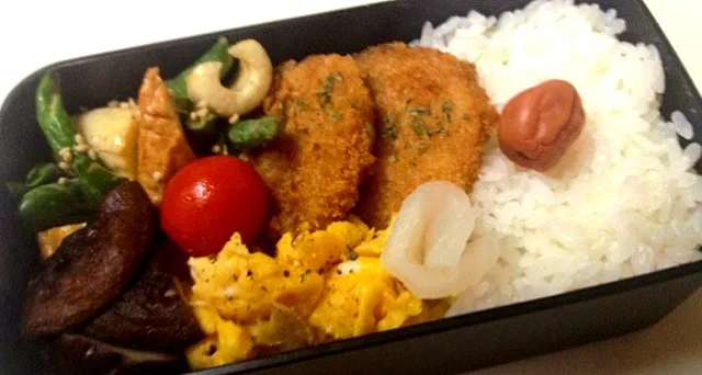 ヒレカツ弁当。ちくわとインゲンのオイマヨ炒め+ツナ入りスクランブルエッグ+焼き椎茸。|モナママさん